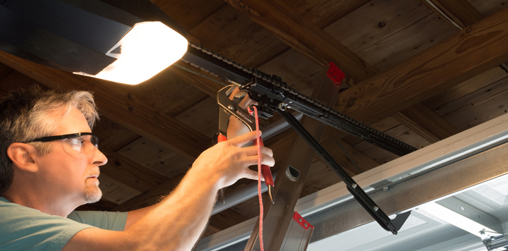 Garage door technicain Shoreline Washington